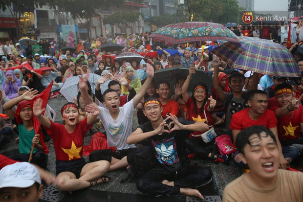 Hà Nội - Sài Gòn đổ mưa lớn, người hâm mộ vẫn đội mưa cổ vũ cho Olympic Việt Nam với tình yêu mãnh liệt - Ảnh 9.