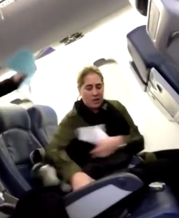 Mỹ: Chị gái khó ở đòi cách li trẻ con trên máy bay rồi nhận trái đắng ngay sau đó - Ảnh 3.