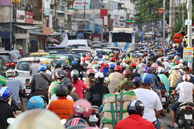 Ngày làm việc cuối cùng trước kỳ nghỉ 2/9: Hàng nghìn người chen chúc tại bến xe, cửa ngõ kẹt cứng - Ảnh 24.