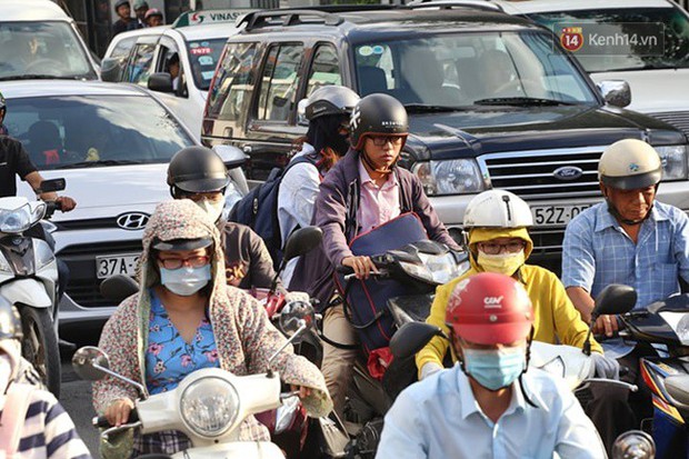 Ngày làm việc cuối cùng trước kỳ nghỉ 2/9: Hàng nghìn người chen chúc tại bến xe, cửa ngõ kẹt cứng - Ảnh 26.