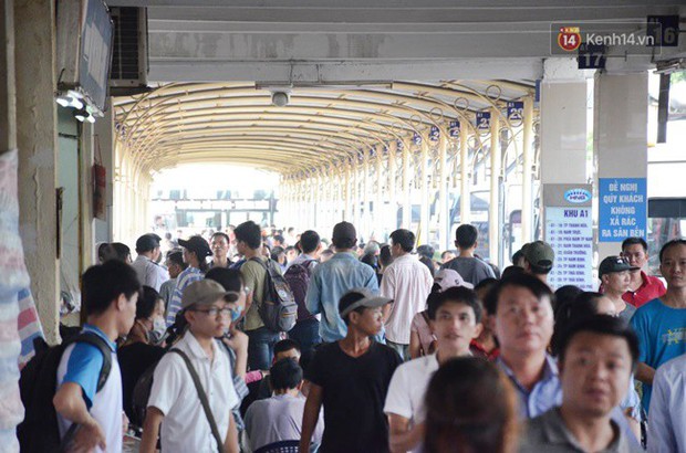 Ngày làm việc cuối cùng trước kỳ nghỉ 2/9: Hàng nghìn người chen chúc tại bến xe, cửa ngõ kẹt cứng - Ảnh 6.