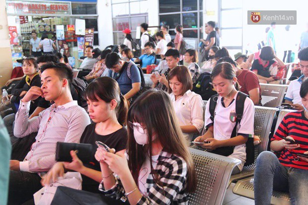 Ngày làm việc cuối cùng trước kỳ nghỉ 2/9: Hàng nghìn người chen chúc tại bến xe, cửa ngõ kẹt cứng - Ảnh 4.