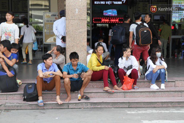 Ngày làm việc cuối cùng trước kỳ nghỉ 2/9: Hàng nghìn người chen chúc tại bến xe, cửa ngõ kẹt cứng - Ảnh 14.