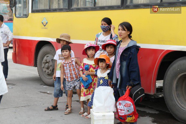 Ngày làm việc cuối cùng trước kỳ nghỉ 2/9: Hàng nghìn người chen chúc tại bến xe, cửa ngõ kẹt cứng - Ảnh 10.