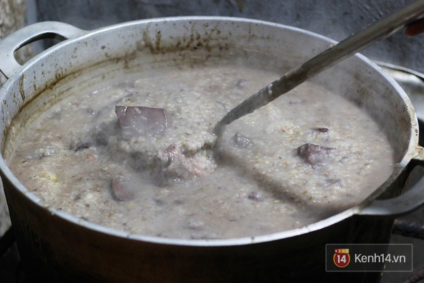 Hàng cháo lòng chỉ bán 3 tiếng mỗi ngày đã tồn tại 40 năm ở Hà Nội, thời tiết này mà tranh thủ đi ăn thì thích phải biết - Ảnh 3.