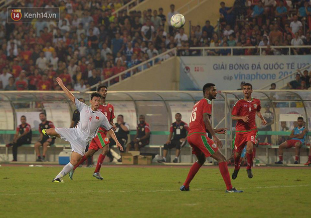 Bùi Tiến Dũng mang băng đội trưởng cùng U23 Việt Nam cảm ơn khán giả - Ảnh 8.