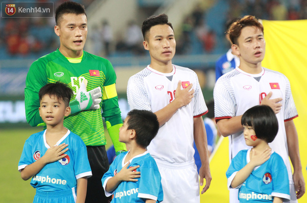 Bùi Tiến Dũng nhường đàn anh dẫn đầu U23 Việt Nam đi cảm ơn khán giả - Ảnh 2.