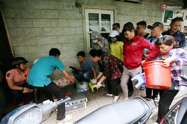 Cận cảnh người Sài Gòn chờ hàng giờ đồng hồ, tranh mua mâm cua dì Ba chỉ bán 10 phút là hết sạch - Ảnh 6.