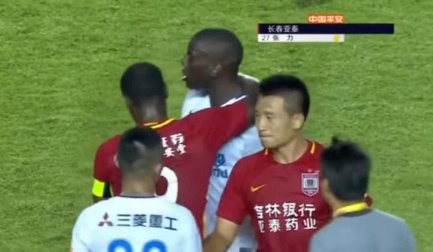 Cựu sao Chelsea bị cầu thủ Trung Quốc phân biệt chủng tộc - Ảnh 2.