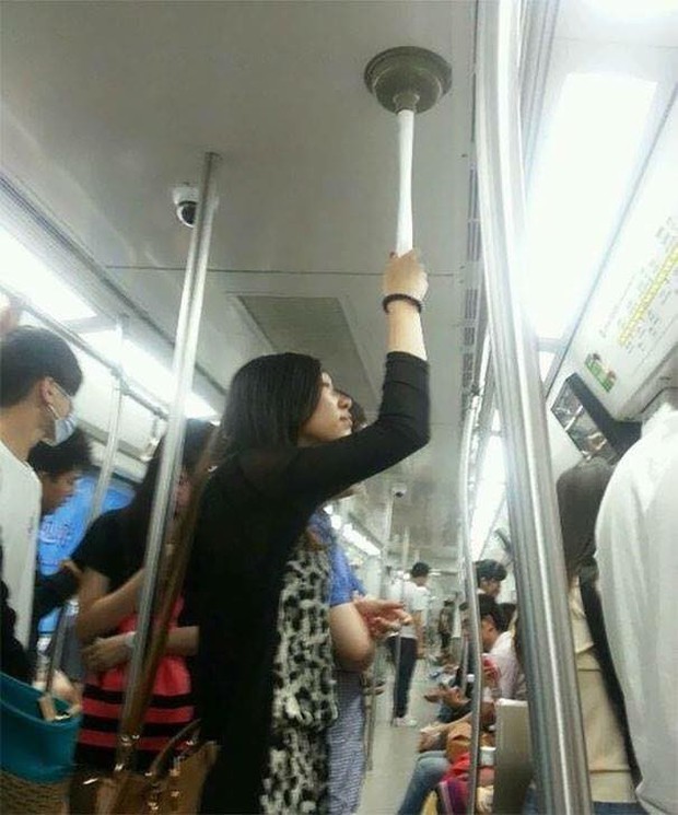 Những hình ảnh hài hước chỉ có trên tàu điện ngầm: Từ chị gái thái rau tới Pikachu thò tay ôm cột - Ảnh 28.