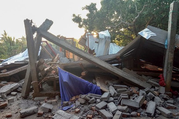 Hình ảnh đổ nát sau trận động đất làm 82 người chết tại Indonesia - Ảnh 5.