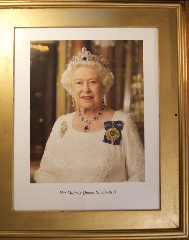 Úc: Chỉ cần gửi một cái email là có ngay chân dung nữ hoàng Anh miễn phí để treo lên tường nhà - Ảnh 2.