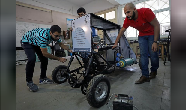 Chán dùng xăng, nhóm sinh viên Ai Cập tự thiết kế xe chạy bằng không khí cho nó tiết kiệm - Ảnh 1.