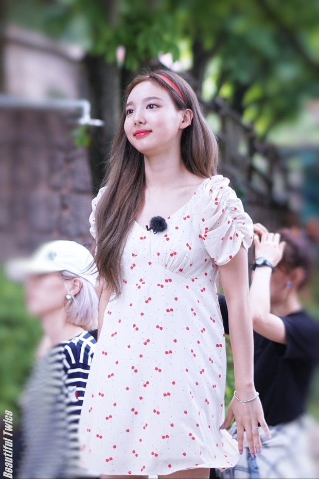 Nayeon mang tâm sự của mọi người con gái: thích kiểu váy gì thì cứ mặc mãi, còn mua hẳn 2 màu cho chắc - Ảnh 3.