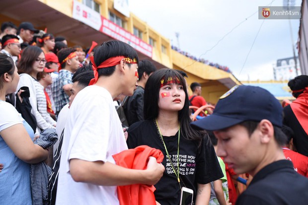 Hot boy trường Y gây chú ý khi xuất hiện trên khán đài cổ vũ Olympic Việt Nam cùng một cô gái lạ - Ảnh 4.
