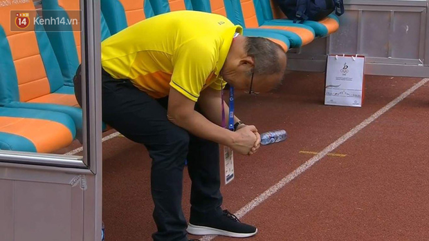HLV Park Hang Seo liên tục cúi mặt, ôm đầu ở loạt sút penalty cân não - Ảnh 2.