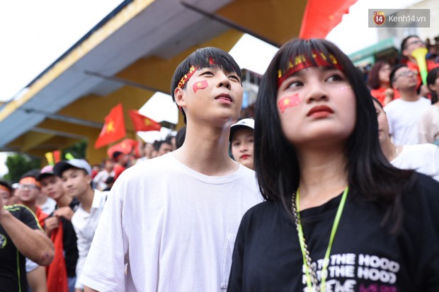 Hot boy trường Y gây chú ý khi xuất hiện trên khán đài cổ vũ Olympic Việt Nam cùng một cô gái lạ - Ảnh 6.