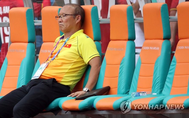 HLV Park Hang Seo khóc sụt sùi trên xe bus sau thất bại của Olympic Việt Nam - Ảnh 2.
