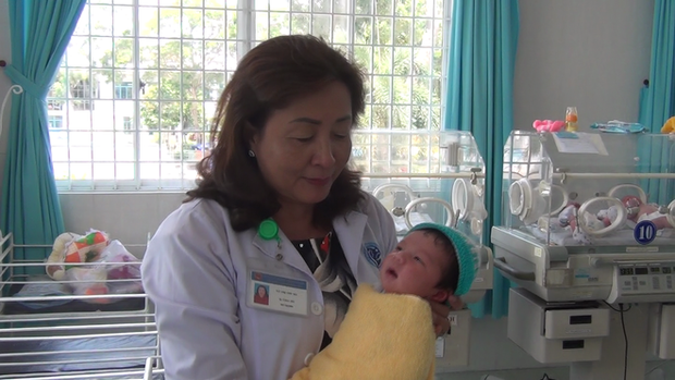 Bé gái mới sinh bị mẹ ruột nhẫn tâm bỏ rơi tại bệnh viện - Ảnh 1.