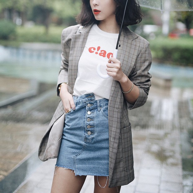 Blazer kẻ - chiếc áo cứ thu đến lại gây sốt và tủ đồ của các nàng sao có thể trọn vẹn nếu thiếu đi thiết kế này - Ảnh 1.