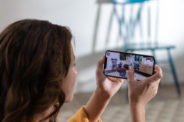 iPhone mới bị phụ nữ chỉ trích vì trọng nam khinh nữ, quá to - Ảnh 1.