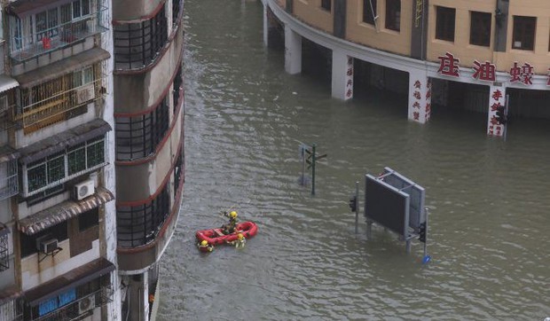 Ảnh, video: Siêu bão MANGKHUT càn quét, Macau chìm trong biển nước - Ảnh 2.
