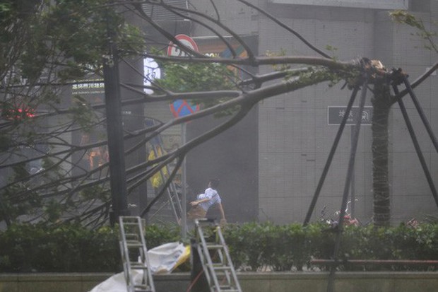 Bão Mangkhut xô nghiêng nhà cửa, người già ở Hồng Kông quyết không sơ tán - Ảnh 11.