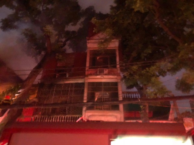 Nóng: Cháy lan kinh hoàng cả dãy trọ gần viện Nhi ở Hà Nội, nhiều người ôm mặt khóc nức nở - Ảnh 6.