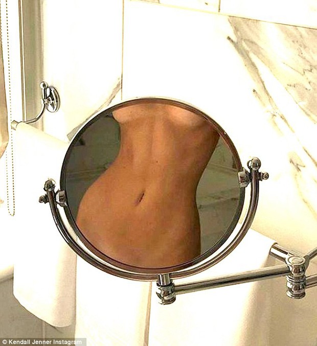 Chẳng ngại sau vụ lộ ảnh nude, Kendall Jenner tự tung thêm hình khỏa thân nóng bỏng - Ảnh 1.
