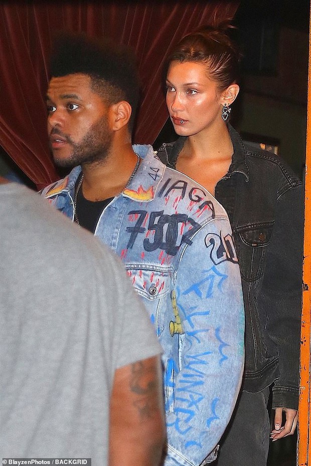 Khoe vòng 1 kiểu mới như Bella Hadid: Kéo áo lên thật cao để lộ chân ngực căng đầy nóng bỏng - Ảnh 4.