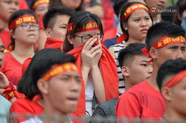 Loạt khoảnh khắc chạm đến trái tim người xem về hành trình đầy thăng hoa của bóng đá Việt - Ảnh 2.