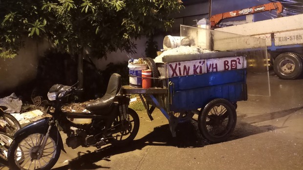 Tông vào xe tải đang lùi tài xế xe máy tự chế chết thảm, giao thông ùn ứ hơn 2 km ở Sài Gòn - Ảnh 1.
