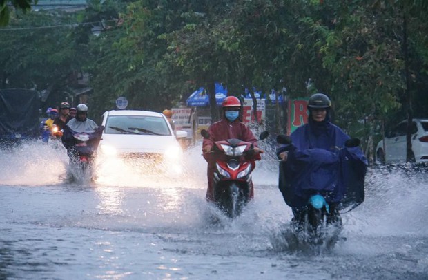 Người dân bì bõm lội nước đẩy xe về nhà vì nhiều tuyến đường ở Sài Gòn bị ngập nặng - Ảnh 13.