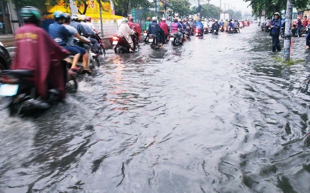 Người dân bì bõm lội nước đẩy xe về nhà vì nhiều tuyến đường ở Sài Gòn bị ngập nặng - Ảnh 3.