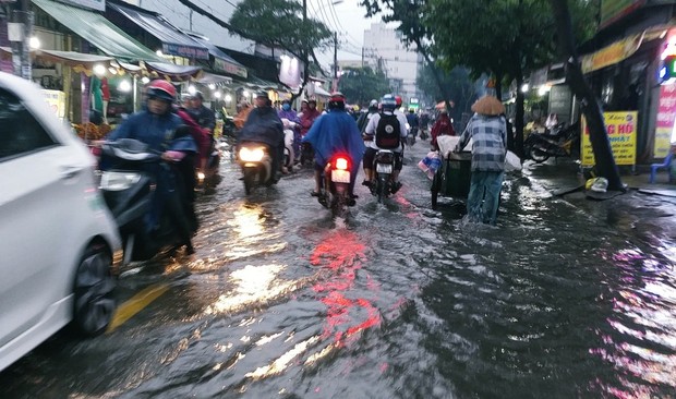 Người dân bì bõm lội nước đẩy xe về nhà vì nhiều tuyến đường ở Sài Gòn bị ngập nặng - Ảnh 10.