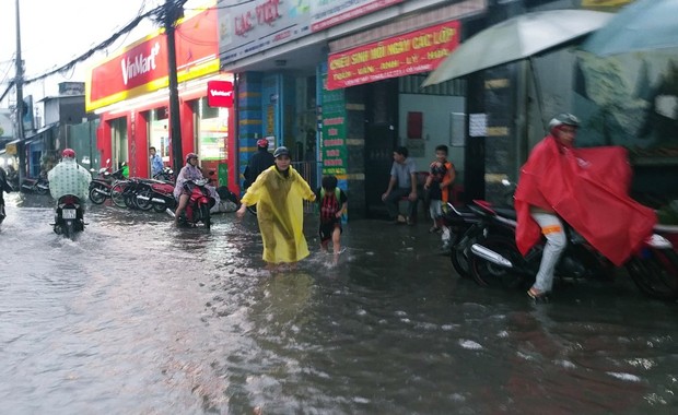 Người dân bì bõm lội nước đẩy xe về nhà vì nhiều tuyến đường ở Sài Gòn bị ngập nặng - Ảnh 6.