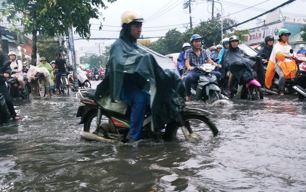 Người dân bì bõm lội nước đẩy xe về nhà vì nhiều tuyến đường ở Sài Gòn bị ngập nặng - Ảnh 5.