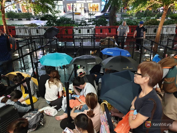 Mặc kệ trời mưa to, hàng dài dân buôn Việt vẫn xếp kín trước cửa Apple Store chờ mua iPhone XS mới - Ảnh 1.