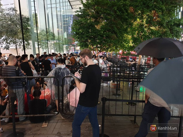 Mặc kệ trời mưa to, hàng dài dân buôn Việt vẫn xếp kín trước cửa Apple Store chờ mua iPhone XS mới - Ảnh 4.