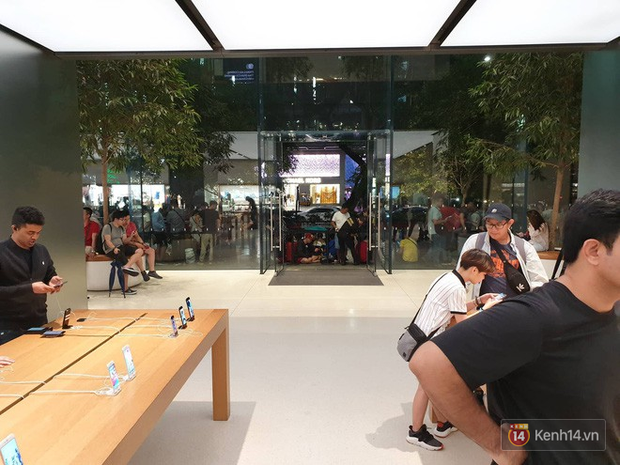 Mặc kệ trời mưa to, hàng dài dân buôn Việt vẫn xếp kín trước cửa Apple Store chờ mua iPhone XS mới - Ảnh 9.