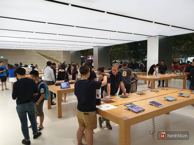 Mặc kệ trời mưa to, hàng dài dân buôn Việt vẫn xếp kín trước cửa Apple Store chờ mua iPhone XS mới - Ảnh 10.