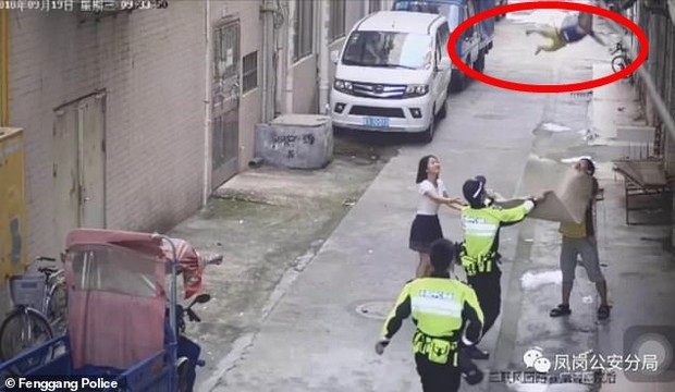 Khoảnh khắc cảnh sát và người đi đường dùng chiếu hứng được bé trai rơi từ trên dây điện xuống - Ảnh 1.