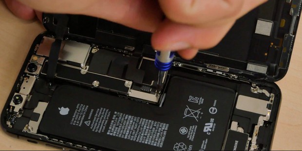 Xem iPhone XS bị mổ bụng mới thấy bất ngờ vì điểm đặc biệt chưa smartphone nào có - Ảnh 1.