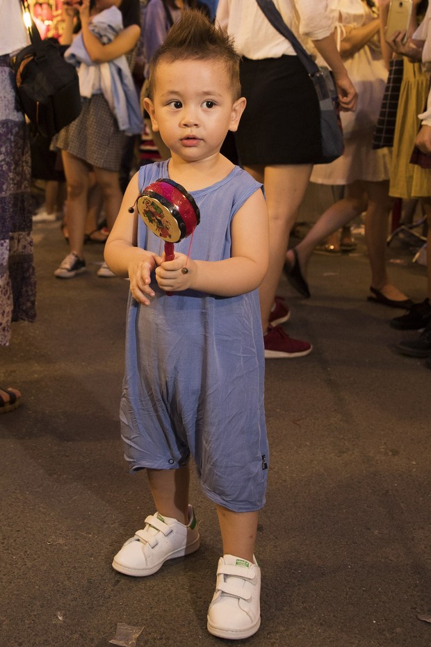 Con trai lai Tây của Thảo Trang chưa đầy 2 tuổi đã ra dáng hotboy lạnh lùng khi được mẹ đưa đi dạo phố lồng đèn - Ảnh 2.