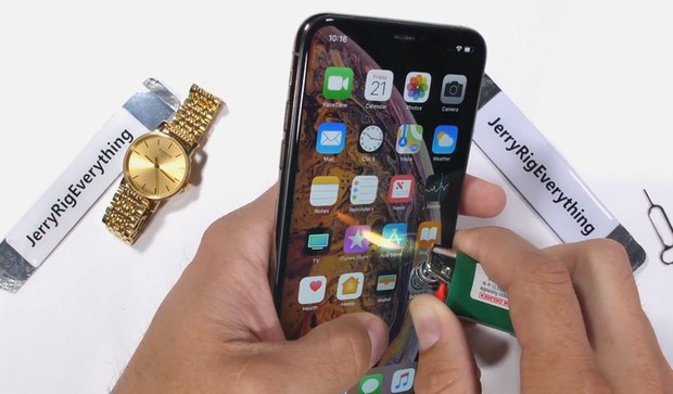Thử nghiệm tra tấn iPhone XS Max: Apple đã chém gió về tấm kính bảo vệ màn hình? - Ảnh 5.
