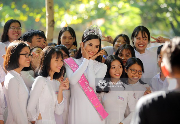 Hoa hậu Trần Tiểu Vy dịu dàng trong tà áo dài nữ sinh, về trường cũ tại Hội An dự lễ chào cờ - Ảnh 8.