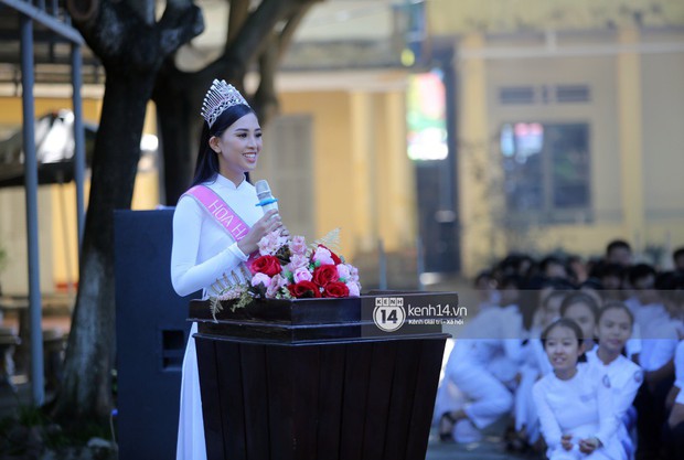 Hoa hậu Trần Tiểu Vy dịu dàng trong tà áo dài nữ sinh, về trường cũ tại Hội An dự lễ chào cờ - Ảnh 4.