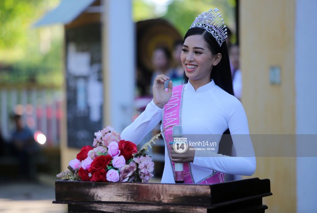 Hoa hậu Trần Tiểu Vy dịu dàng trong tà áo dài nữ sinh, về trường cũ tại Hội An dự lễ chào cờ - Ảnh 3.