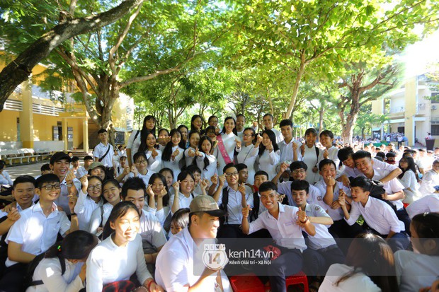 Hoa hậu Trần Tiểu Vy dịu dàng trong tà áo dài nữ sinh, về trường cũ tại Hội An dự lễ chào cờ - Ảnh 14.