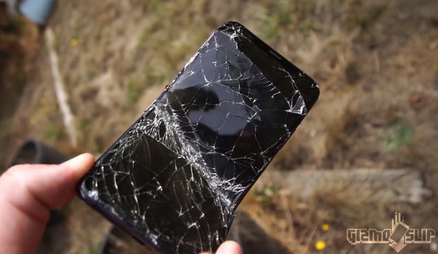 Thử chém iPhone XS Max và Galaxy Note 9 bằng kiếm Nhật: Còn đâu thân hình kiều diễm nữa! - Ảnh 3.